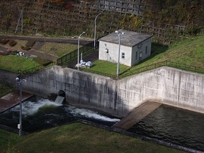 綱取ダム水力発電所の写真