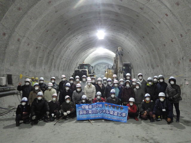 梁川トンネルの掘削最前線（約680m）で集合写真の状況