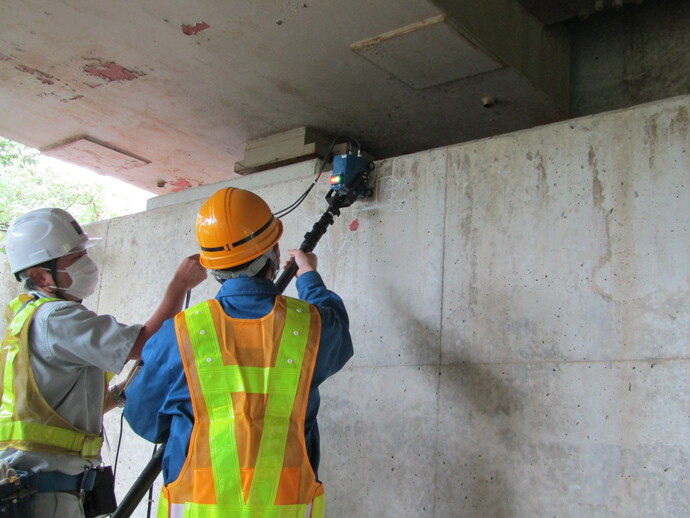 橋台の損傷をコンクリート構造物変状部検知システムを活用して点検