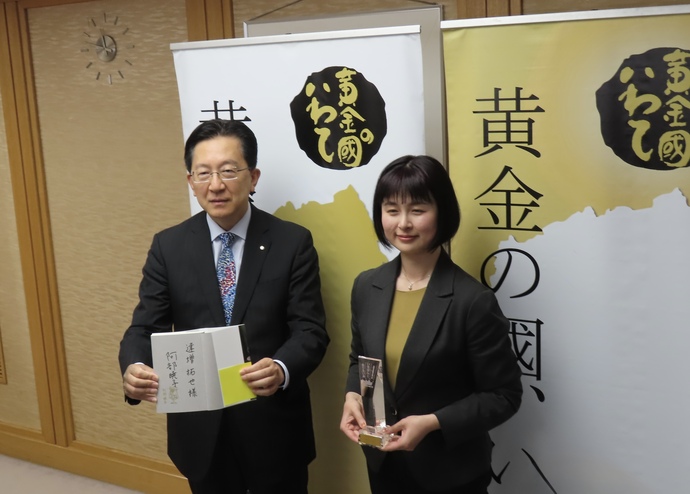 作家・阿部暁子氏表敬の写真