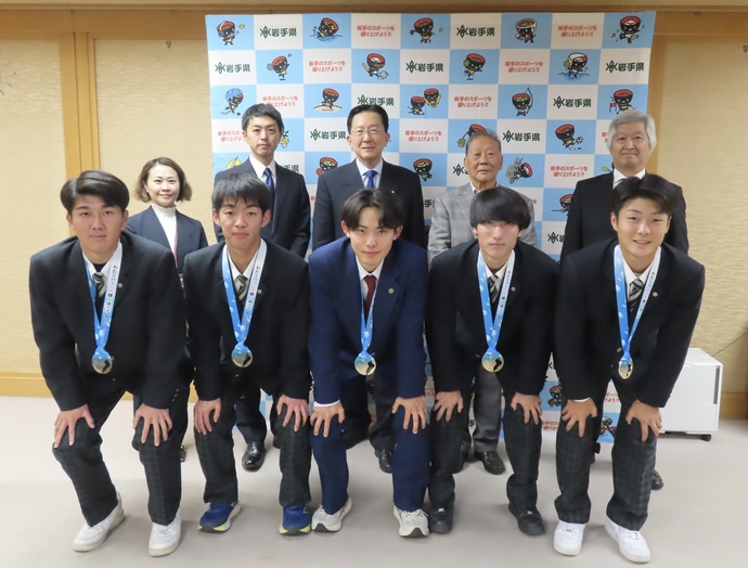 ホッケー少年男子チーム表敬の写真