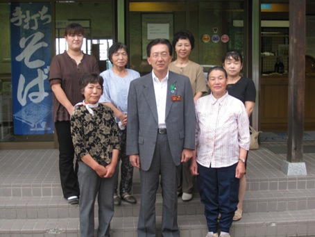 写真：草の根地域訪問の様子2