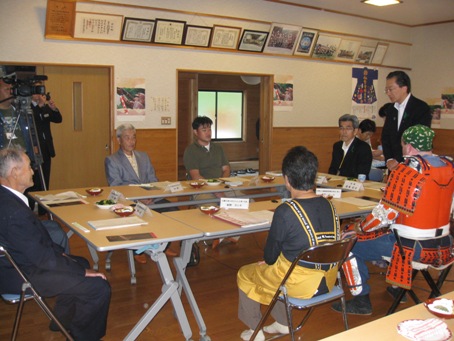 写真：草の根地域訪問の様子2