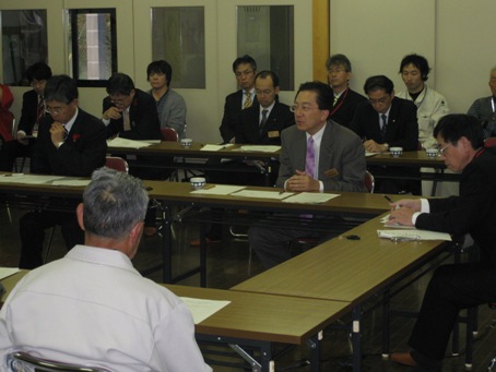 写真：草の根地域訪問の様子2