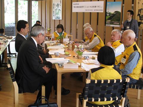 写真：懇談会の様子2