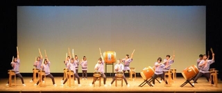 写真：岩手県立大船渡東高等学校太鼓部の発表の様子
