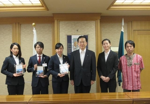 写真:JICAの皆さんと知事