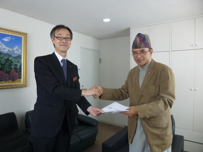 写真：ネパール大使へお見舞金目録贈呈