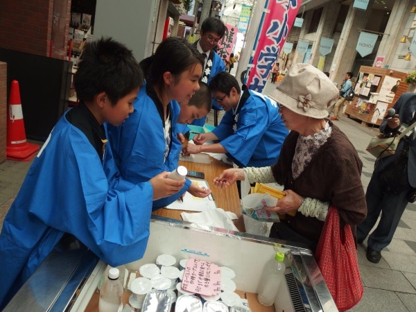 omoto students promoting local products