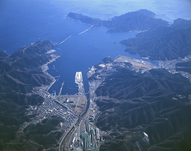 上空からの釜石港の写真
