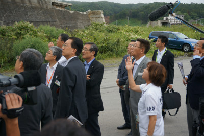 写真：第17回知事サミット視察の様子　田老防潮堤