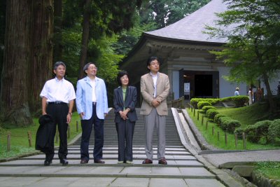 中尊寺金色堂前北海道・青森県・秋田県・岩手県の知事の写真