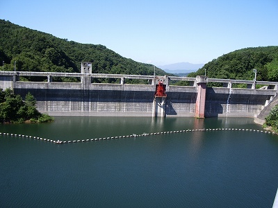 綱取ダムの全景写真