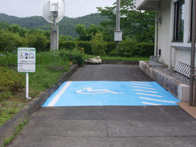 車椅子対応の駐車場の写真