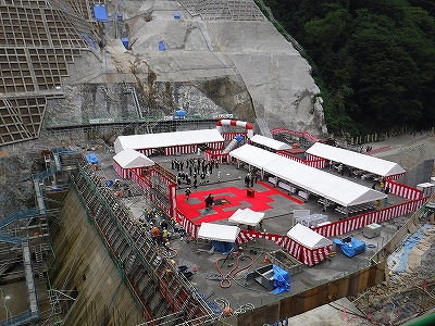 写真：簗川ダム 定礎式典 全景