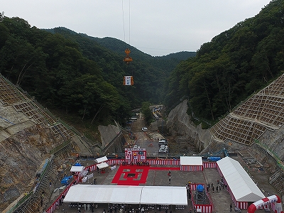 写真：簗川ダム 定礎 埋納の儀（コンクリート運搬）