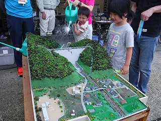 ダム模型で比べてみようの写真