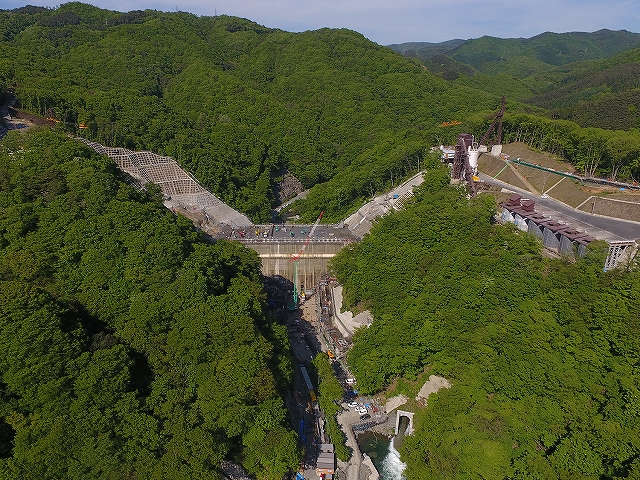 平成30年5月22日　簗川ダム全景写真（下流側から撮影）