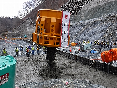 写真2　平成29年4月1日　初打設式　バケットから初投入