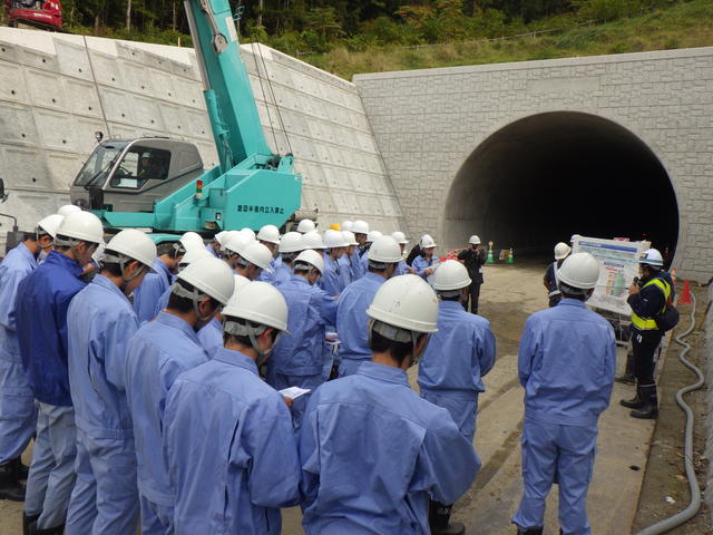 梁川～口内工区の整備効果やトンネル工事の進め方等を学習している写真