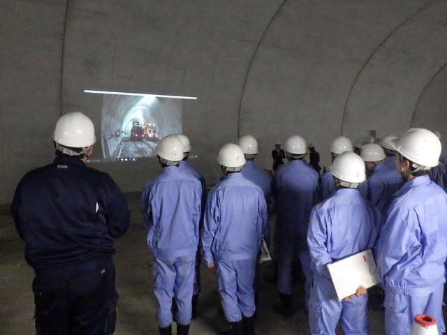 掘削工事等の動画でトンネル工事の迫力を実感している写真