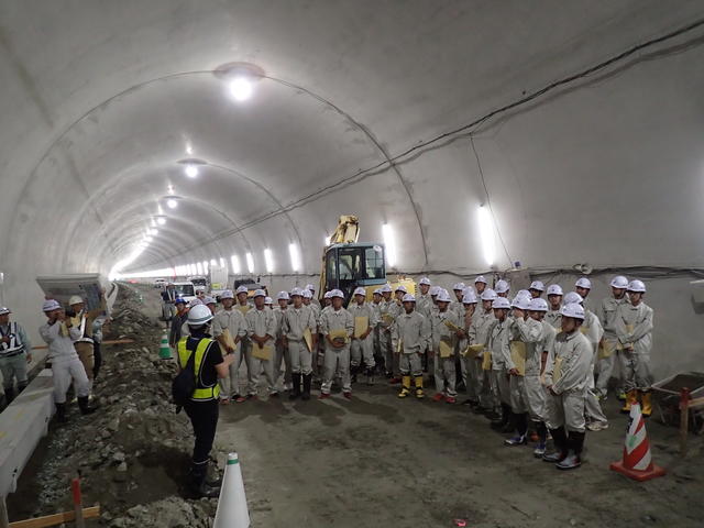 トンネル坑内で工事状況を見学する写真