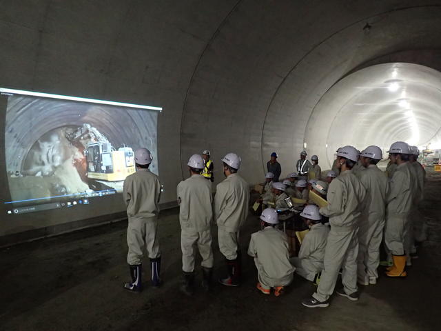 掘削工事等の動画でトンネル工事の迫力を実感している写真