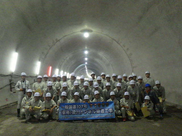 トンネル坑内で集合写真の状況