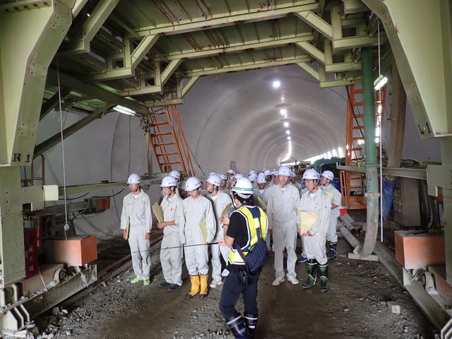 起点（奥州市）側坑口部の工事状況を見学している写真