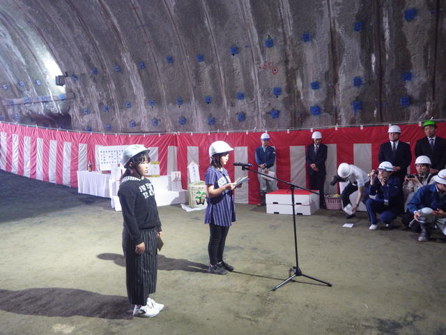 小学校児童が「梁川トンネル貫通を迎えての想い」を発表の写真
