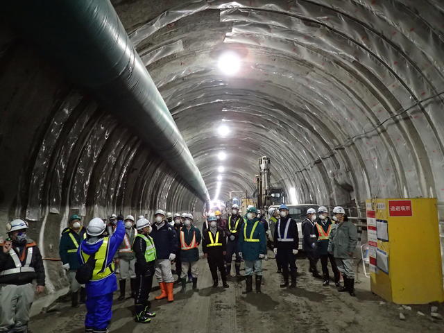 トンネル内部の工事状況を見学する写真