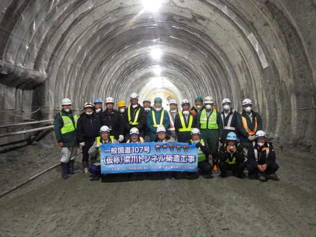 梁川トンネルの掘削最前線（約930m）で集合写真の状況