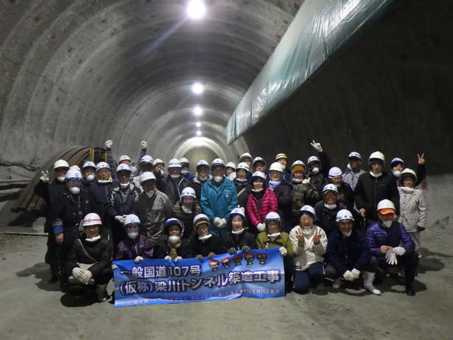 梁川トンネルの掘削最前線（約660m）で集合写真の状況