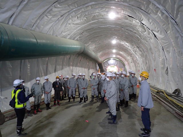 トンネル内部の工事状況を見学する写真
