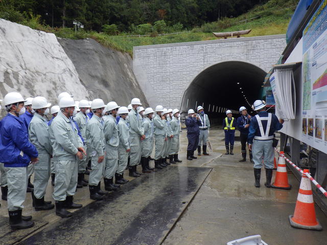 梁川～口内工区の整備効果やトンネル工事の進め方等を学習する写真