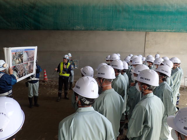梁川～口内工区の整備効果やトンネル工事の進め方等を学習する写真