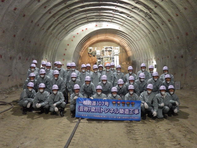 梁川トンネルの掘削最前線（約500m）で集合写真の状況