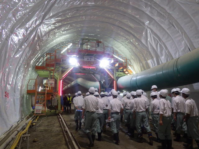 トンネル工事現場の奥へ移動する写真