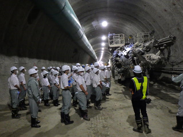 トンネル掘削機械（ドリルジャンボ）を間近で見学する写真
