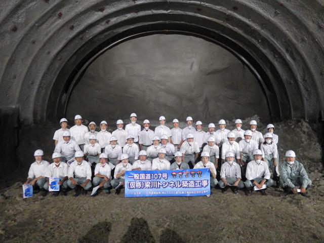 梁川トンネルの掘削最前線（約480m）で集合写真の状況