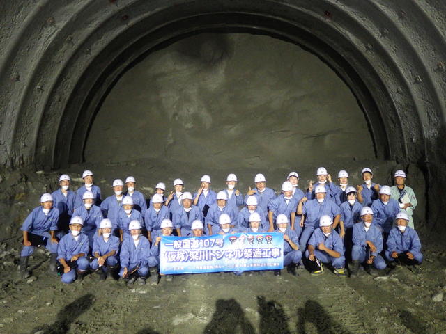 梁川トンネルの掘削最前線（約440m）で集合写真の状況