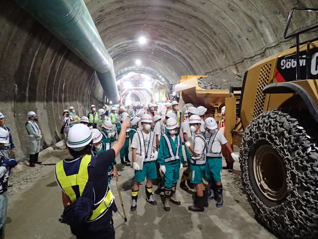 トンネル掘削工事の状況を見学する金ヶ崎中学校の生徒たちの写真