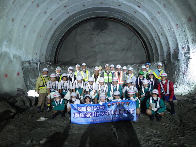 梁川トンネルの掘削最前線（約390m）で集合写真の状況