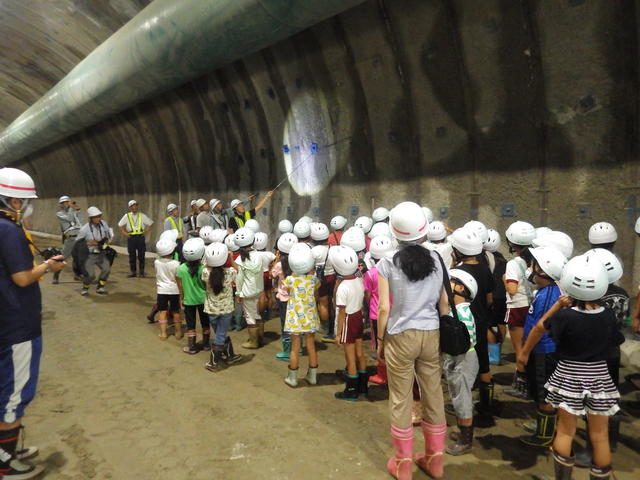 梁川トンネル内部の工事状況を見学の写真