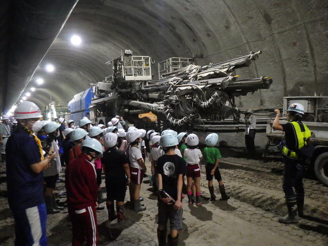トンネル掘削機械（ドリルジャンボ）の大きさにびっくりの写真