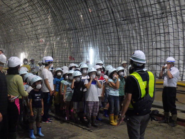 梁川トンネルの内部を見学している写真