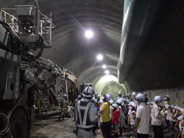 トンネル掘削機械（ドリルジャンボ）を見学している写真