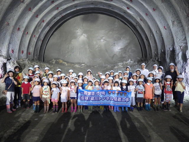 梁川トンネルの掘削最前線（約340m）で集合写真状況