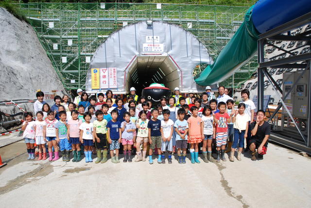 梁川トンネル終点（北上市）側坑口部で集合写真の状況