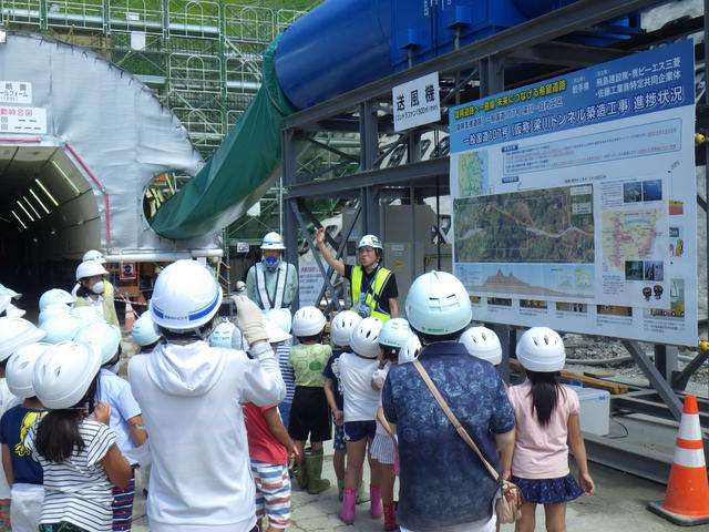 梁川トンネルの入口で工事の概要を学習している写真